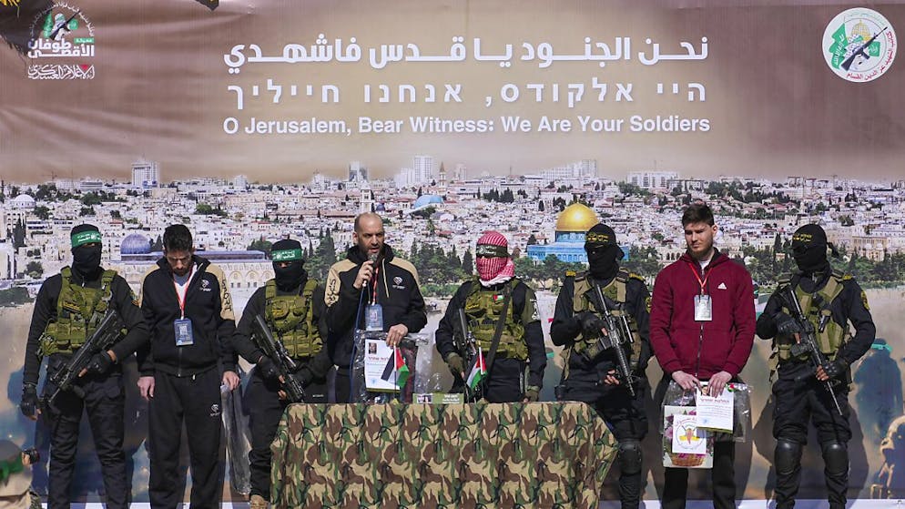 I tre uomini liberati oggi sul palco con i miliziani di Hamas.