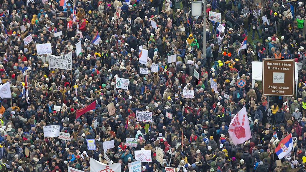 Une foule immense s'est rassemblée dans la ville de Kragujevac.