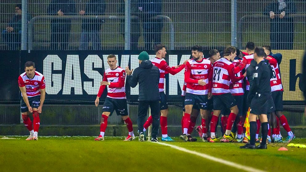 The Winterthur players celebrate the 1:0 goal against Young Boys