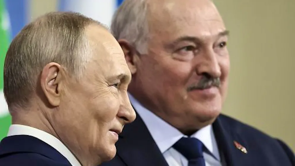 Der russische Präsident Wladimir Putin (l) und der Präsident von Belarus, Alexander Lukaschenko, posieren beim Treffen der Gemeinschaft Unabhängiger Staaten. (Archiv)