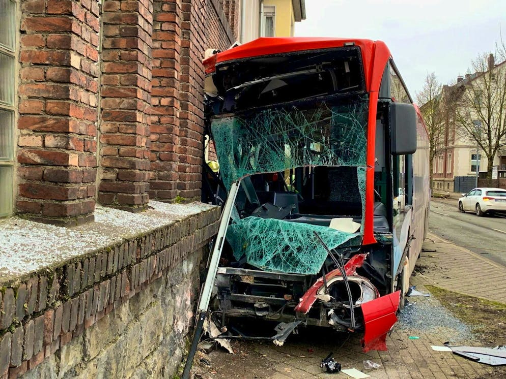 Accident involving a bus and five cars - two people's lives in danger - Gallery. The bus only comes to a halt about 200 meters away from a disused building.