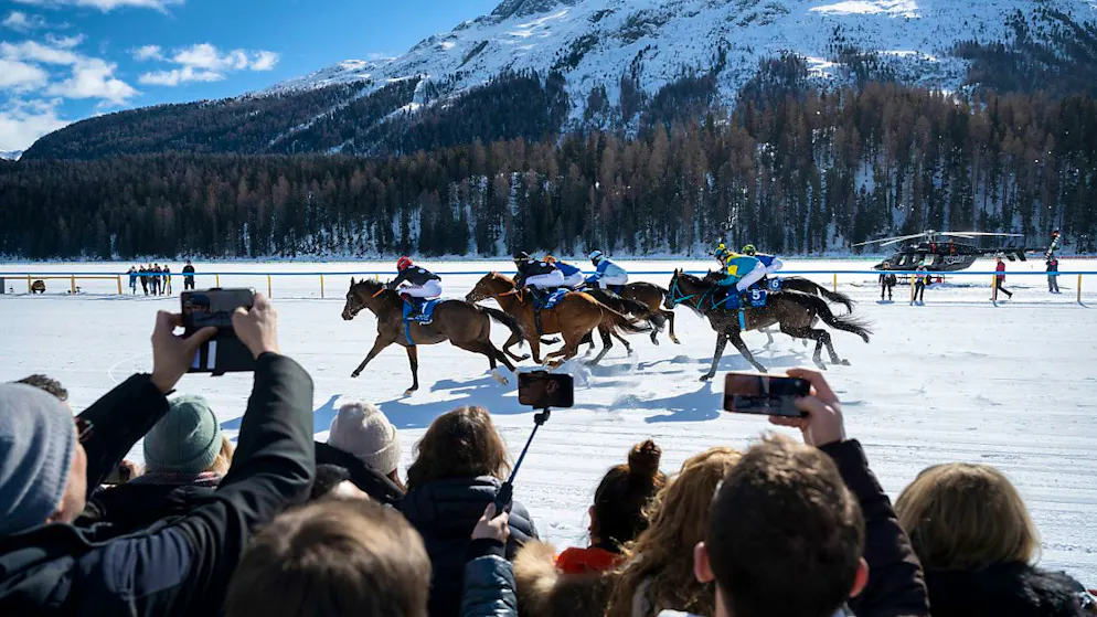 Zuschauerinnen und Zuschauer verfolgen das White-Turf-Meeting auf dem zugefrorenen St. Moritzersee
