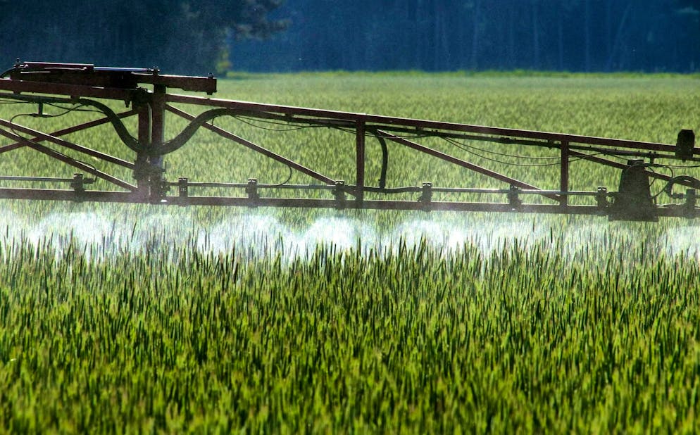 A field is sprayed with pesticides. (symbolic image)