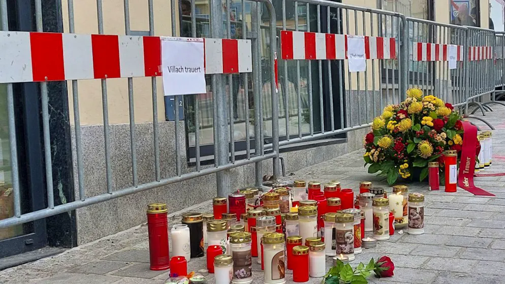 Blumen und Kerzen am Tatort des Messerangriffs. Ein Mann hat am Samstag, 15. Februar 2025, in Villach auf mehrere Passanten eingestochen und einen von ihnen getötet. Foto: Peter Lindner/APA/dpa