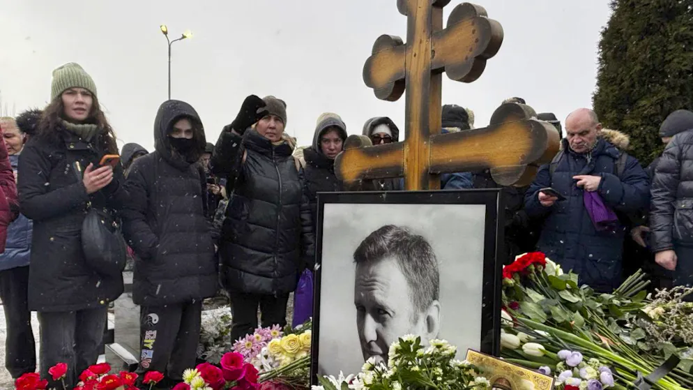 Quelques centaines de personnes ont défilé dans la matinée pour déposer des fleurs sur la tombe de Navalny, au cimetière Borissovskoïé.