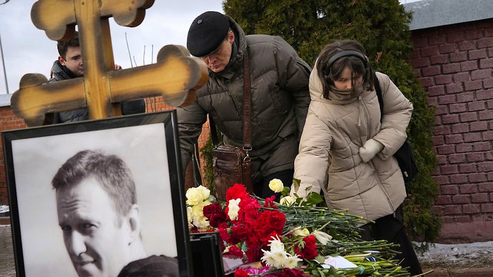 A un anno dalla morte. È il giorno degli omaggi a Navalny, ma i sostenitori rischiano ritorsioni del Cremlino