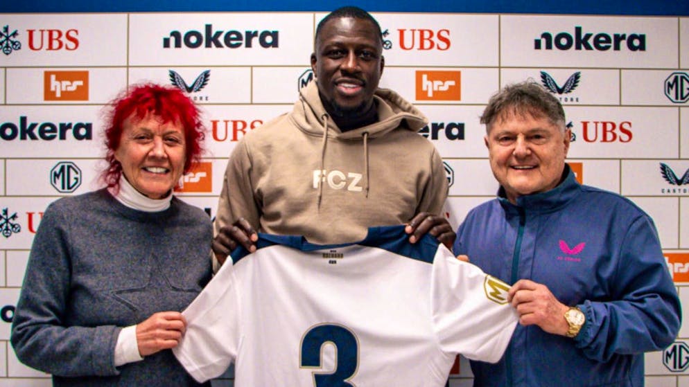 Heliane and Ancillo Canepa present the new FCZ signing Benjamin Mendy.