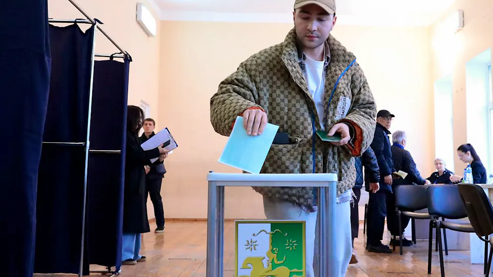 Ein Mann gibt seine Stimme in einem Wahllokal während der vorgezogenen Präsidentschaftswahlen in der von Russland abhängigen georgischen Region Abchasien ab. Foto: Uncredited/AP/dpa