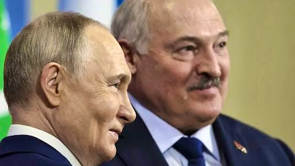 Russian President Vladimir Putin (l) and the President of Belarus, Alexander Lukashenko, pose at the meeting of the Commonwealth of Independent States. (Archive)