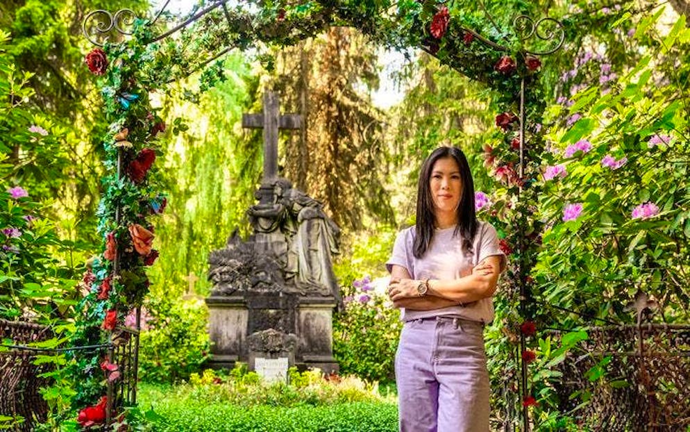 For the second part of the "Terra X" series, Mai Thi Nguyen-Kim visits the grave of actor Jan Fedder at the Ohlsdorf cemetery in Hamburg, among other places.