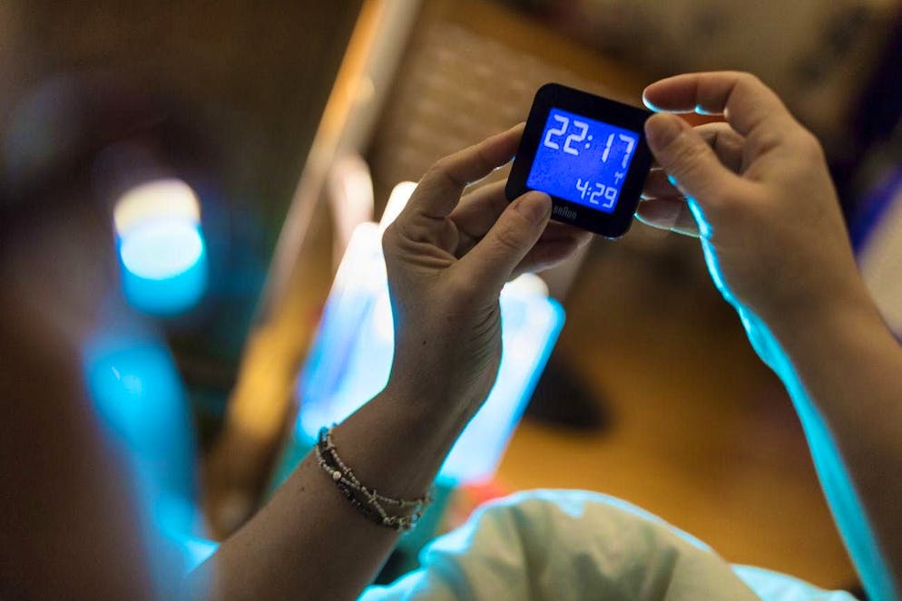 Circadian rhythm: How our inner clock ticks. If everything goes according to plan, you will be in the deep sleep phase at around 2 am. It's not until around four hours later, i.e. around 6 a.m., that your body slowly starts to wake up: melatonin secretion decreases, while body temperature and blood pressure rise again.