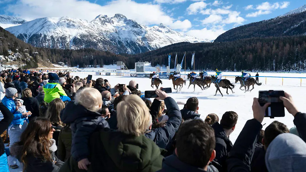 Das Publikum verfolgt die Pferderennen auf dem gefrorenen St. Moritzersee (Archivbild)