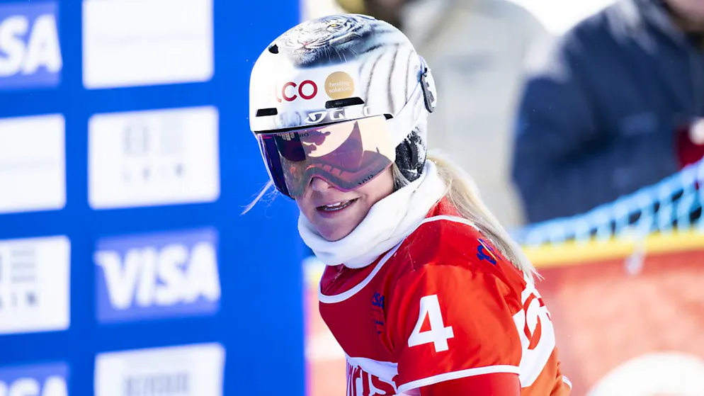 Julie Zogg freut sich über den dritten Podestplatz in dieser Saison.