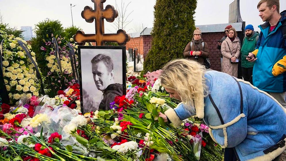 ARCHIVE - A woman lays flowers at Alexei Navalny's grave at the Borisovskoye cemetery one day after his funeral. Photo: Uncredited/AP/dpa