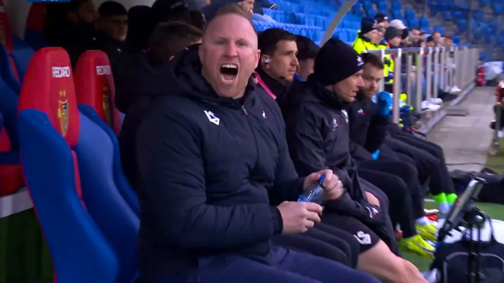 Rants against the referee. Lausanne coach Magnin gets upset early on at St. Jakob-Park