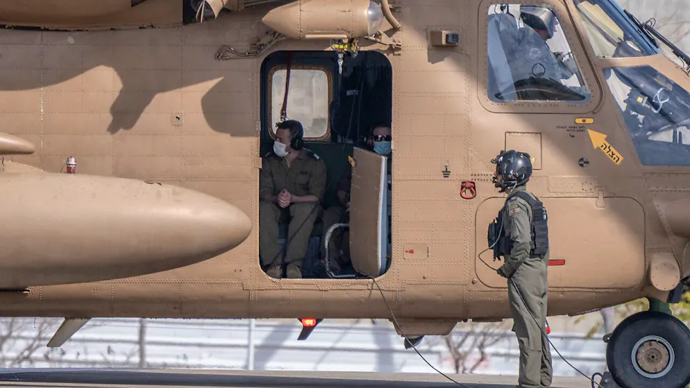 Ein israelischer Militärhubschrauber mit den freigelassenen Geiseln Sagui Dekel Chen, Iair Horn und Alexander (Sascha) Trufanov an Bord erreicht das Sheba-Krankenhaus in Ramat Gan. Foto: Ilia Yefimovich/dpa