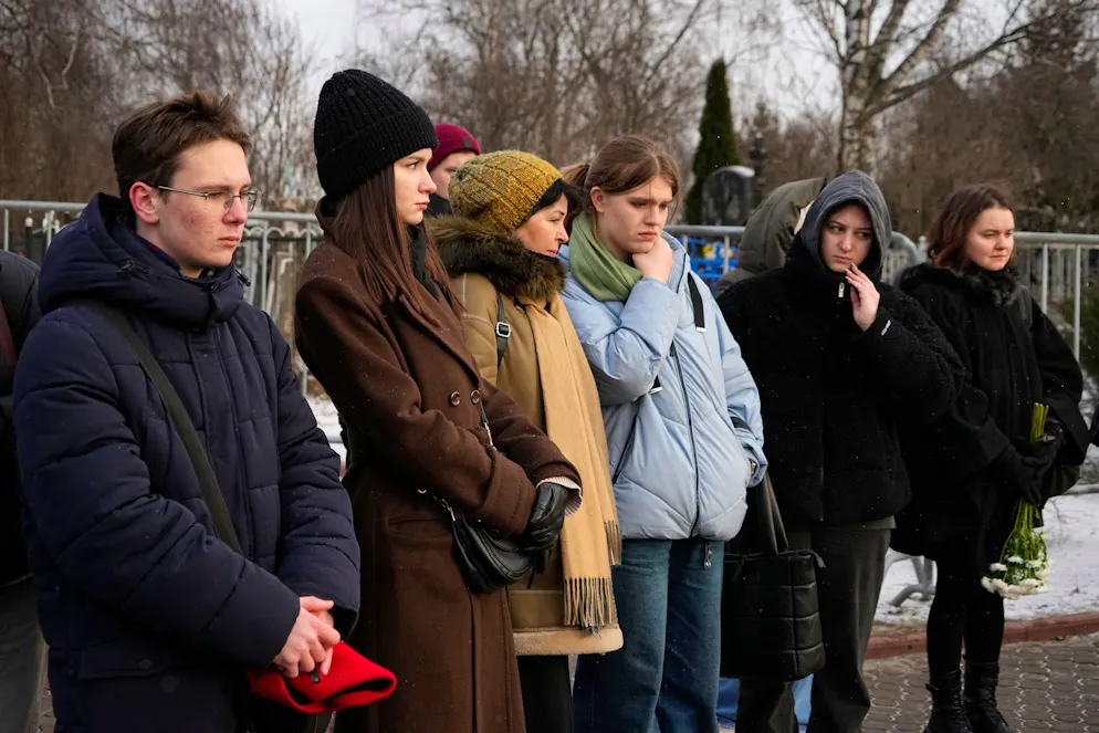 Menschen stehen am Grab des russischen Oppositionsführers Alexej Nawalny auf dem Borisowskoje-Friedhof in Moskau, ein Jahr nach dessen Tod.