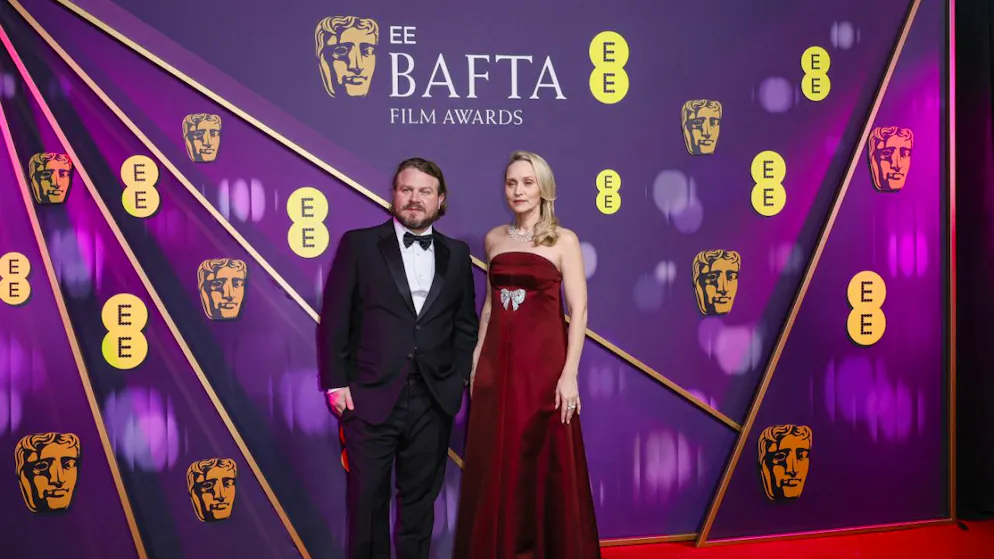 Brady Corbet et la scénariste Mona Fastvold sur le tapis rouge des Bafta.