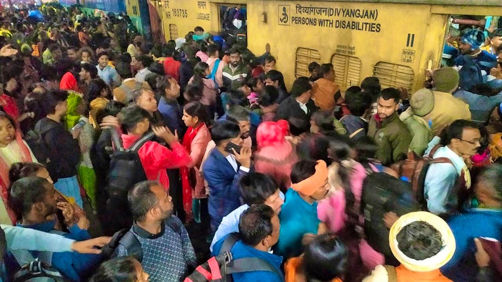 Passengers jostle to board a train at New Delhi railroad station. According to Indian media reports, several people have died in a stampede at a train station in New Delhi. Photo: Uncredited/AP/dpa
