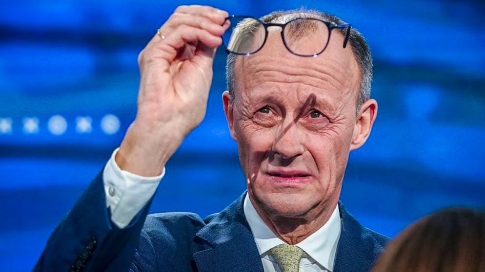 During live quadrell in Germany. Günther Jauch pulls Merz's tax beer lid out from under the lectern