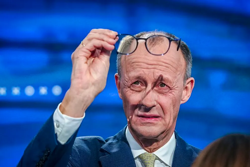 Unions Kanzlerkandidat und CDU Bundesvorsitzender, Friedrich Merz, überprüft beim «Quadrell» der TV Diskussion zum Bundestagswahlkampf im Studio seine Brille. Die Live-Sendung bei RTL und NTV moderieren Atalay und Jauch. 