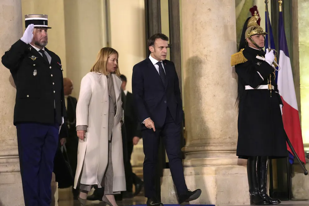 Le président français Emmanuel Macron marche avec la Première ministre italienne Giorgia Meloni alors qu'elle quitte le palais de l'Élysée, après une réunion informelle des dirigeants des principaux pays de l'Union européenne et du Royaume-Uni.
