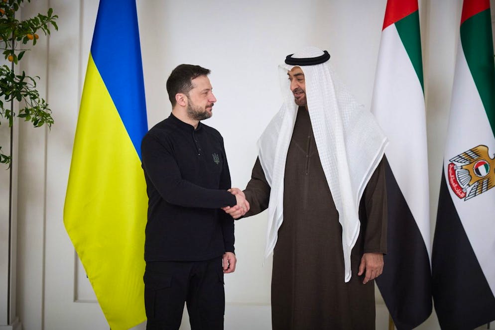 Il presidente degli Emirati Arabi Uniti Mohammed bin Zayed Al Nahyan (destra) saluta il presidente ucraino Volodymyr Zelensky, ad Abu Dhabi, il 17 febbraio 2025. 