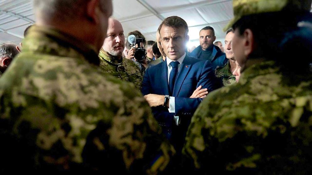 ARCHIVE - French President Emmanuel Macron (M) talks to Ukrainian soldiers at a military camp in eastern France. European heads of state and government are meeting in Paris on Monday to discuss a common course in the face of US plans to end the war in Ukraine. Photo: Thibault Camus/AP/dpa