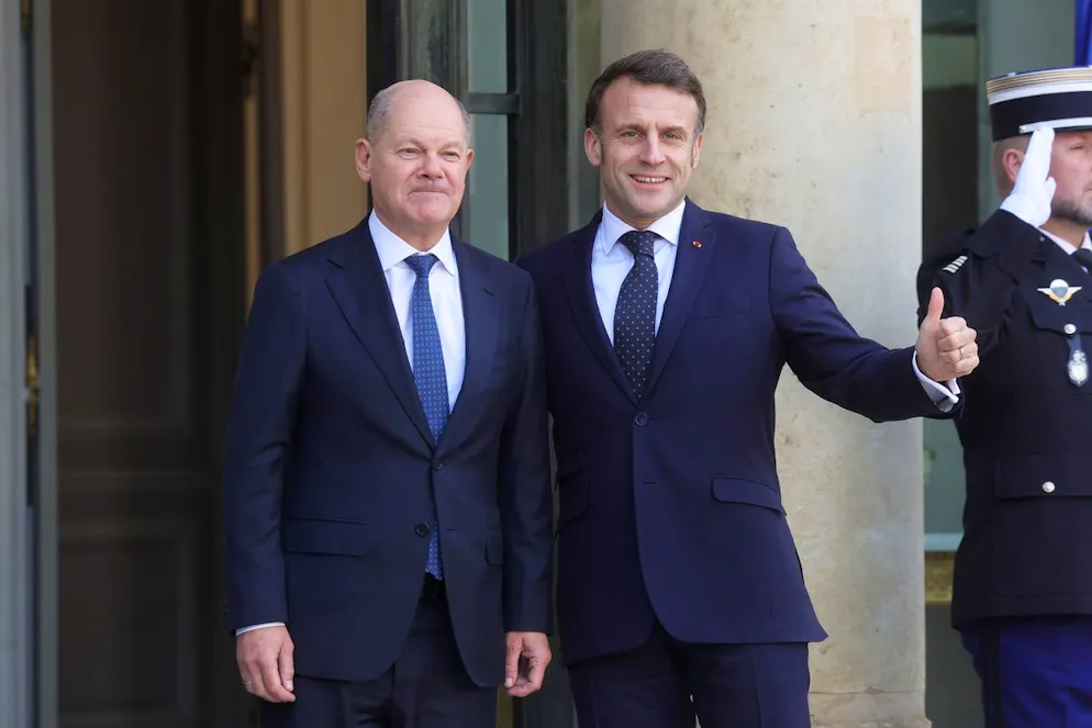 Il presidente francese Emmanuel Macron (destra) saluta il cancelliere tedesco Olaf Scholz. Sorridono, ma le loro posizioni sull'invio di truppe in Ucraina sono all'opposto. 