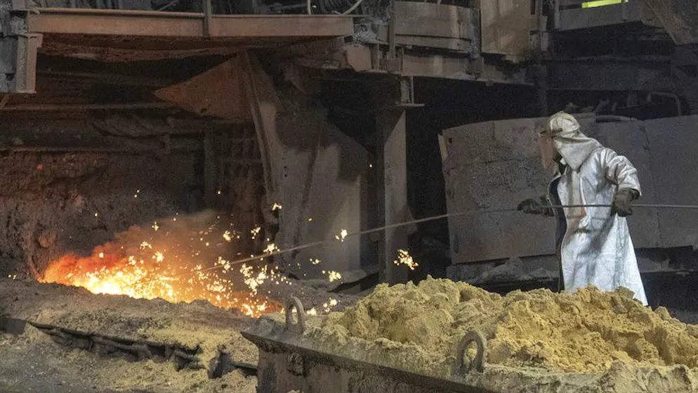 Ein Arbeiter schuftet im Stahlwerk Saporischstal.