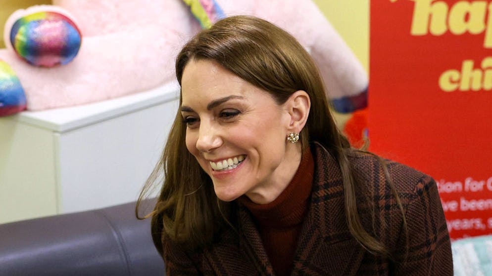 Confronto a distanza. Kate si dedica ai bambini in carcere, Meghan brinda in Canada