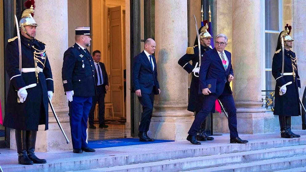 German Chancellor Olaf Scholz (SPD) leaves the Elysee Palace after an informal meeting of the heads of state and government of the most important EU countries and the United Kingdom in Paris. Photo: Aurelien Morissard/AP/dpa