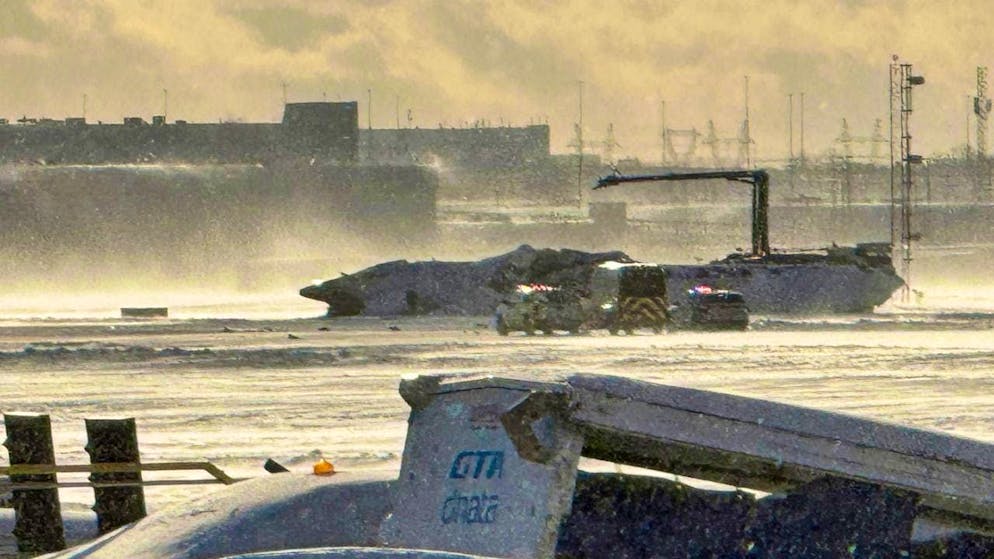 A Delta Air Lines plane on its way from Minneapolis to Toronto lies upside down after a crash landing at Pearson Airport in Toronto. Photo: Teresa Barbieri/The Canadian Press/AP/dpa - ATTENTION: For editorial use only and only with full attribution to the above credit