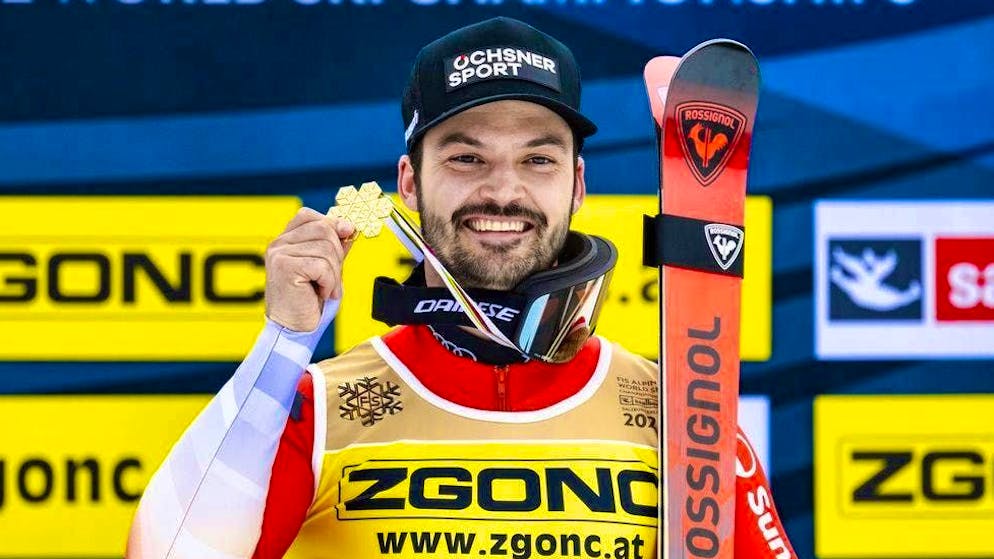 Loïc Meillard with his gold medal.