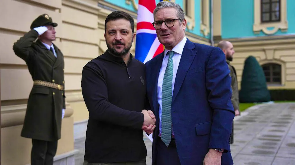 British Prime Minister Keir Starmer (right) and Ukrainian President Volodymyr Zelenskyi in Kiev on January 16, 2025.