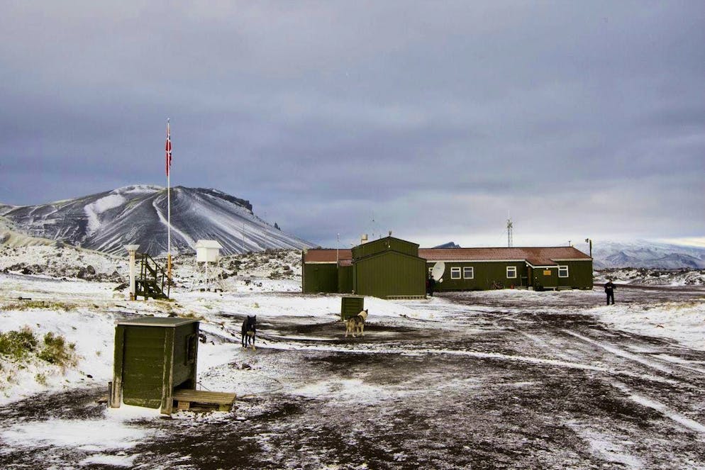 Jan Mayen: A lonely island in the middle of the North Atlantic. The weather here is often very stormy and changeable. The only research station is only inhabited by a handful of people all year round.