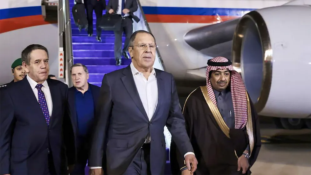 Der russische Aussenminister Sergey Lawrow wird nach seiner Ankunft am Flughafen von Riad. (17. Februar 2025)