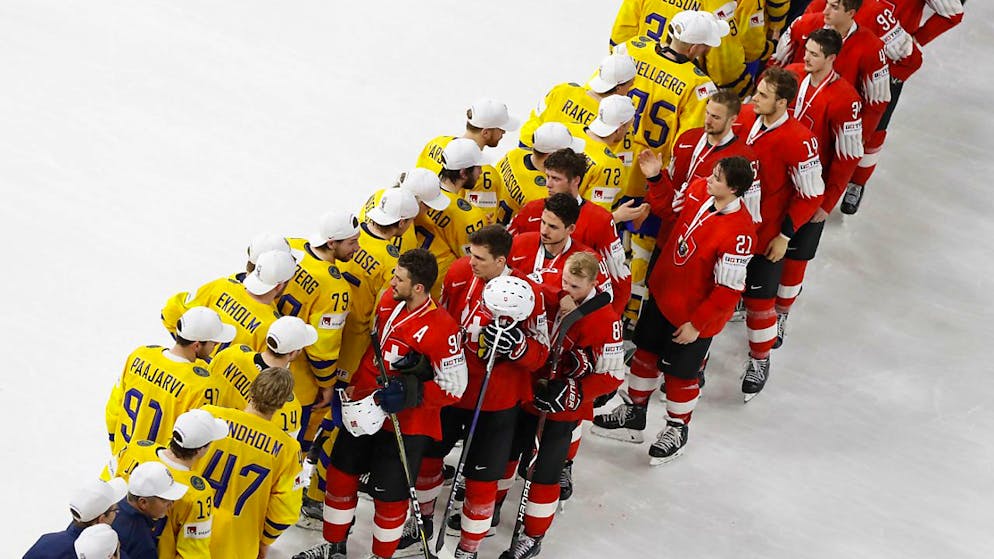 Die Schweizer Müssen Nach Dem Verlorenen WM-Final 2018 Den Schweden Gratulieren