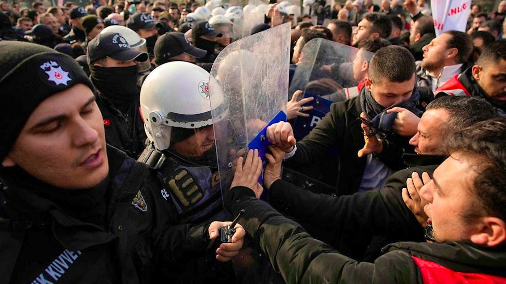 Turkish police clash with supporters of Istanbul Mayor Ekrem Imamoglu who gather in front of the Istanbul courthouse. Photo: Emrah Gurel/AP/dpa