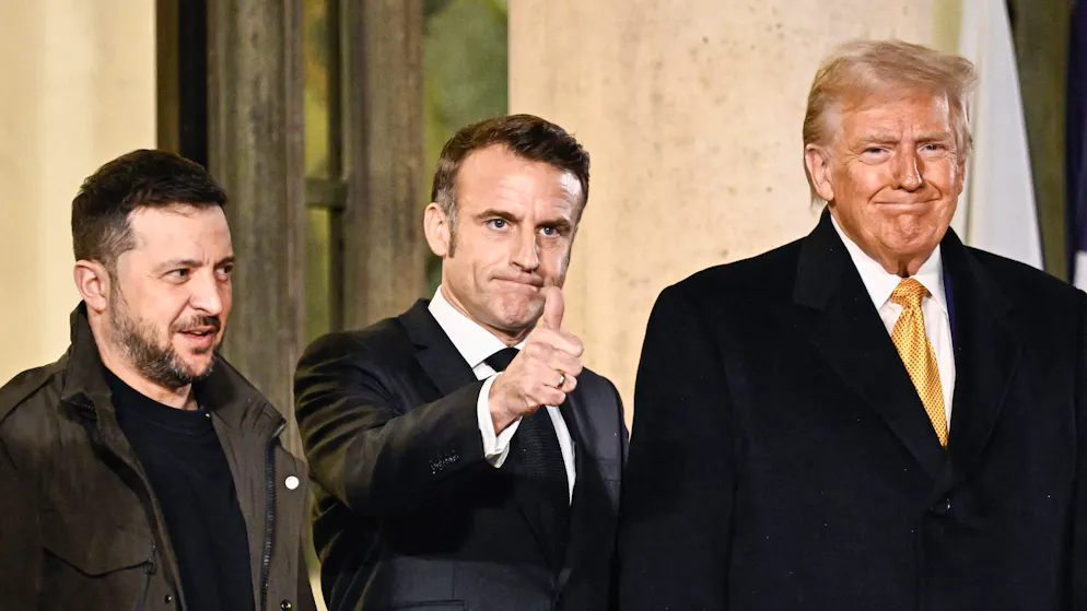 Ziehen in Sachen Ukraine-Politik nicht an einem Strang: der ukrainische Präsident Selenskyj (l.), Frankreichs Staatschef Macron und US-Präsident Trump. (Archivbild)