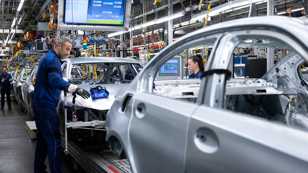Die deutsche Autoindustrie investiert seit 2022 mehr Geld in anderen Ländern als in Deutschland. Vor allem bei Fabriken hat das Ausland die Nase vorn. (Archivbild)