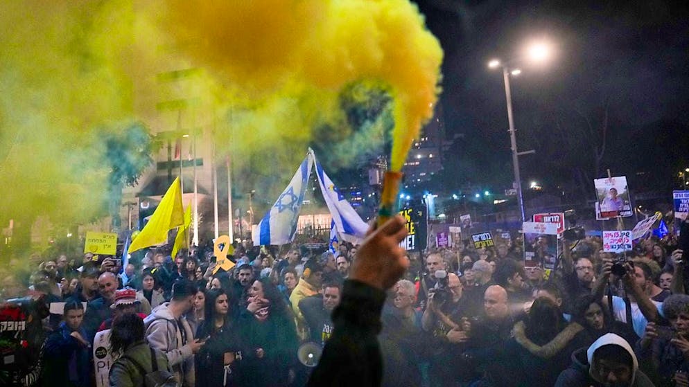 dpatopbilder - Relatives and supporters of Israelis held hostage by Hamas in the Gaza Strip take part in a rally in Tel Aviv commemorating 500 days of captivity and demanding the release of the remaining hostages. Photo: Ariel Schalit/AP/dpa