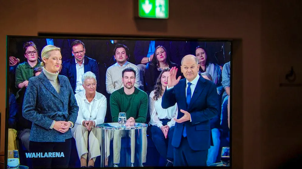 Alice Weidel (l.), leader of the AfD parliamentary group, and Chancellor Olaf Scholz (SPD) are seen together on a screen during the ARD "Wahlarena" program on Monday evening.