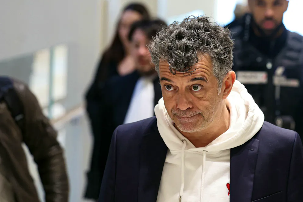 Après le jugement, Stéphane Plaza s'est dirigé vers la vitre du box des prévenus, où il s'est accoudé pour s'effondrer en larmes, avant de sortir du tribunal en évitant la presse, par un accès habituellement réservé aux professionnels. (Photo by ALAIN JOCARD / AFP)