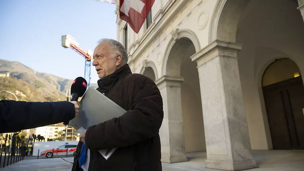 Me Philippe Girod, avocat de l'accusé principal, sort du Tribunal pénal fédéral après la lecture du verdict le 6 février 2024. (archives)