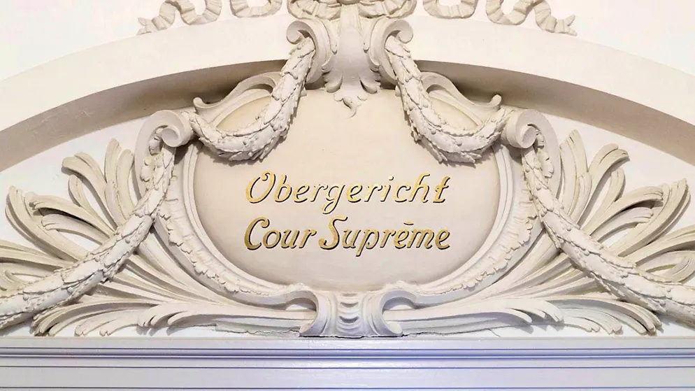 The Bernese High Court is dealing with a police officer convicted in the first instance of abuse of authority and assault. (symbolic image)