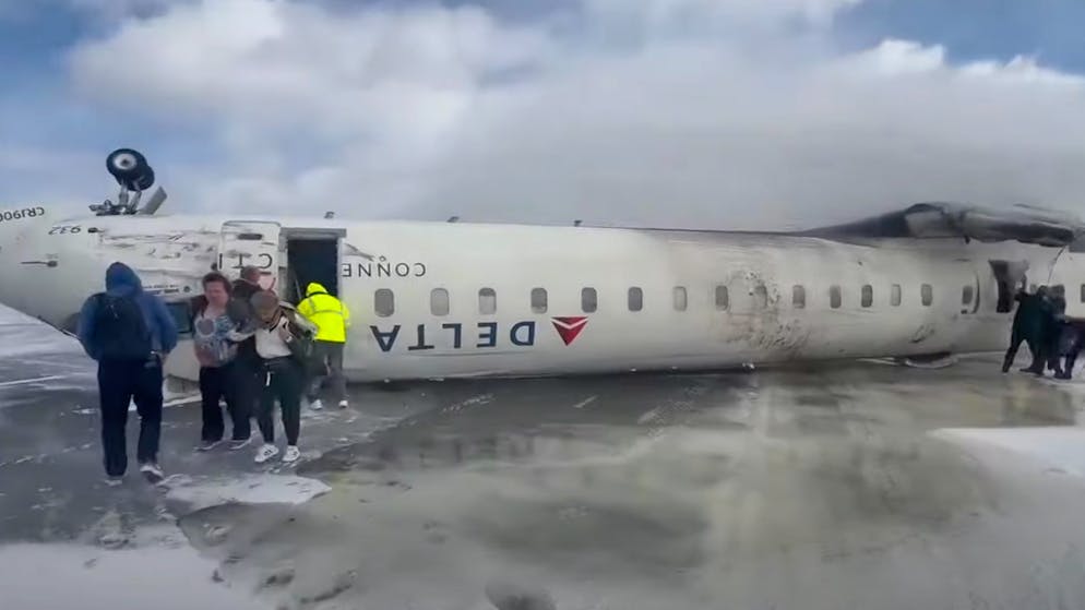 «Plötzlich hingen wir kopfüber». Neues Video zeigt, wie Flugzeug landet und sich dann überschlägt