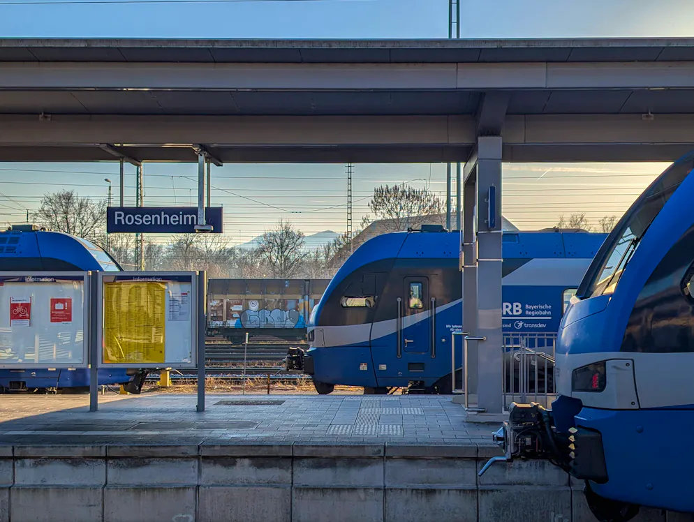 Die Polizei wartete bereits am Bahnsteig in Rosenheim (D).