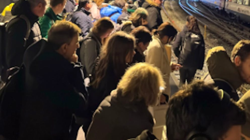 Rail traffic Olten - Zurich interrupted. 