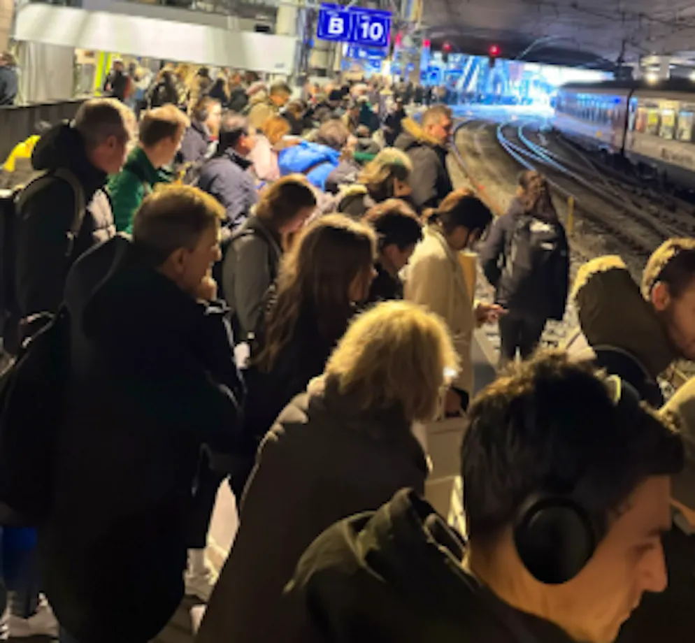 Die Perrons sind schon in Bern überfüllt. 